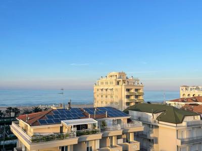 Vista su edifici con pannelli solari vicino al mare.