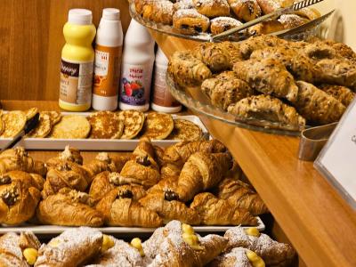 Buffet di dolci con croissant e salse varie.