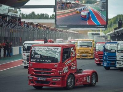 Camion da corsa in pista durante un grande evento motoristico.