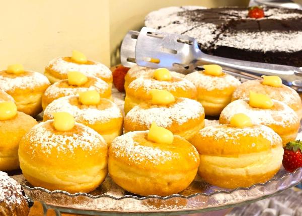 Dolci ripieni di crema e torta al cioccolato in esposizione.