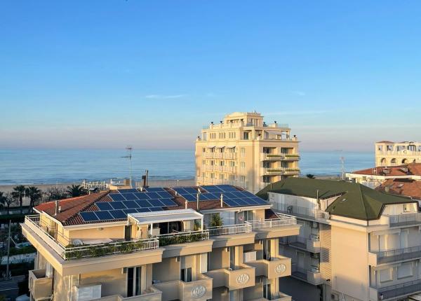 Vista su edifici con pannelli solari vicino al mare.