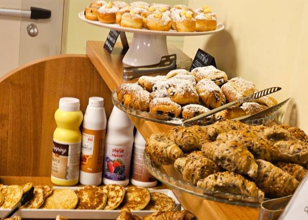 Buffet di dolci con croissant e salse varie.