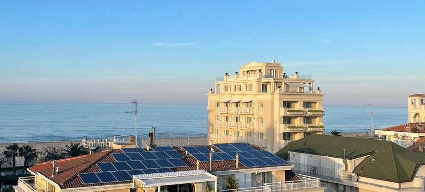 Vista su edifici con pannelli solari vicino al mare.