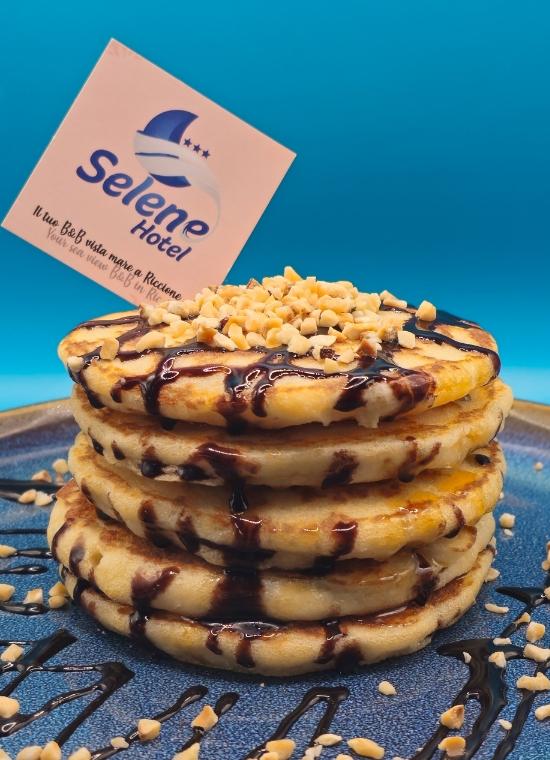 Pancakes con cioccolato e nocciole, presentati da Selene Hotel a Riccione.