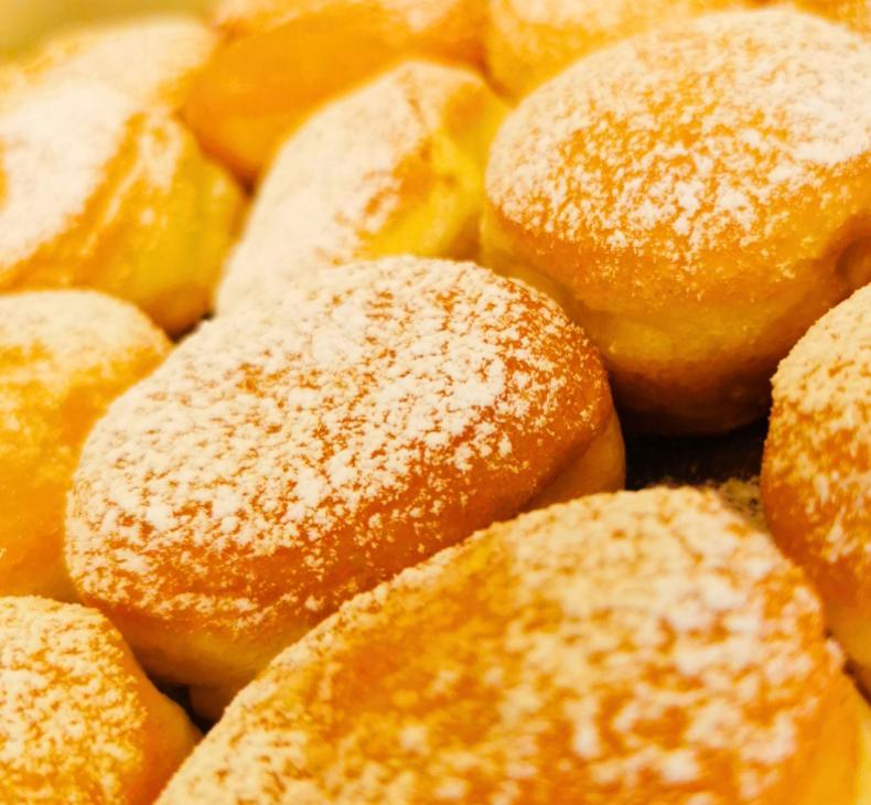Soffici dolci spolverati di zucchero a velo, perfetti per una colazione golosa.